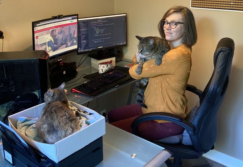 Emilie développeuse devant son ordinateur avec ses chats